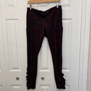 Lululemon leggings, like new with side pockets 25”